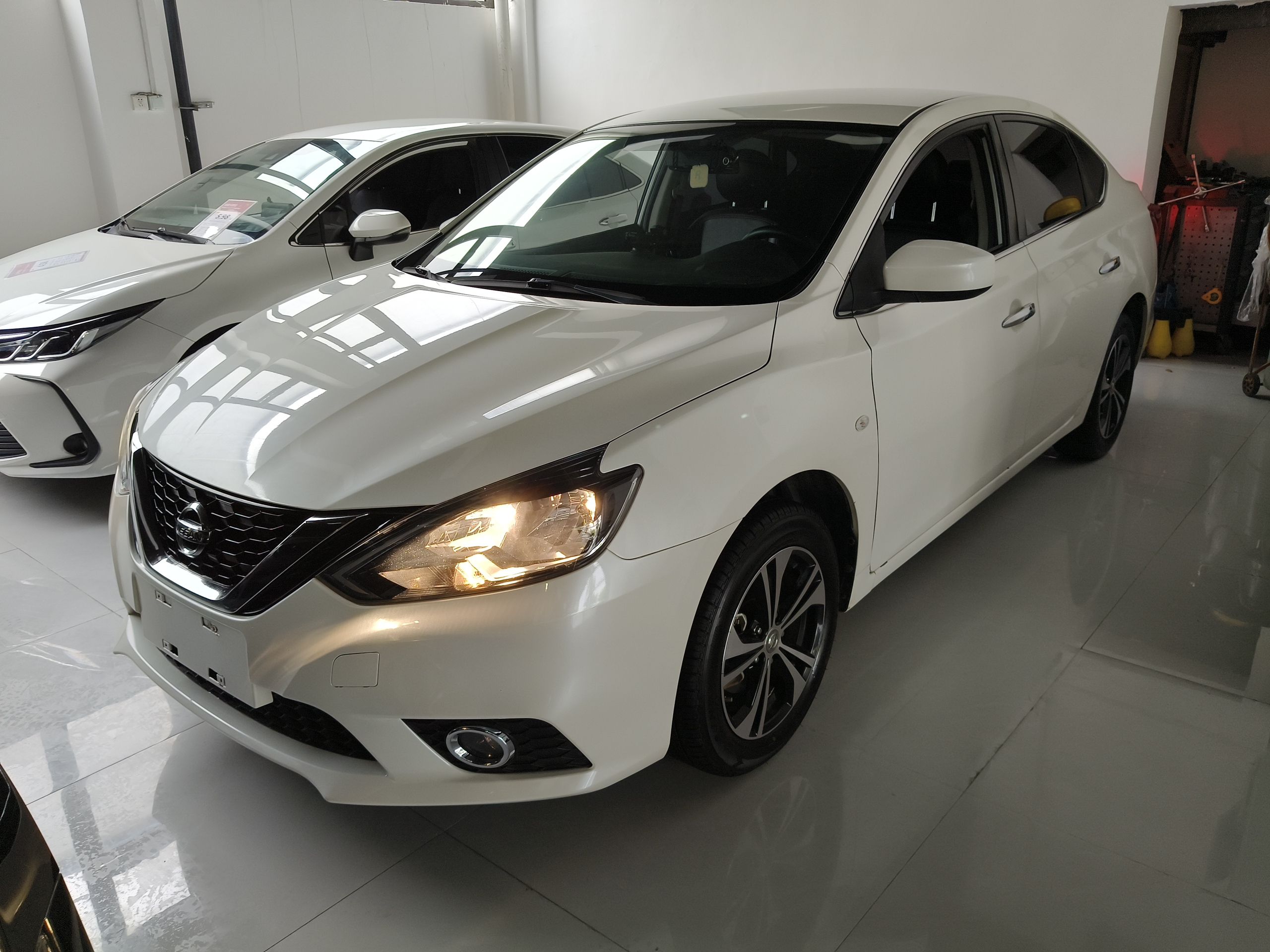 تحت مقدمة السيارة