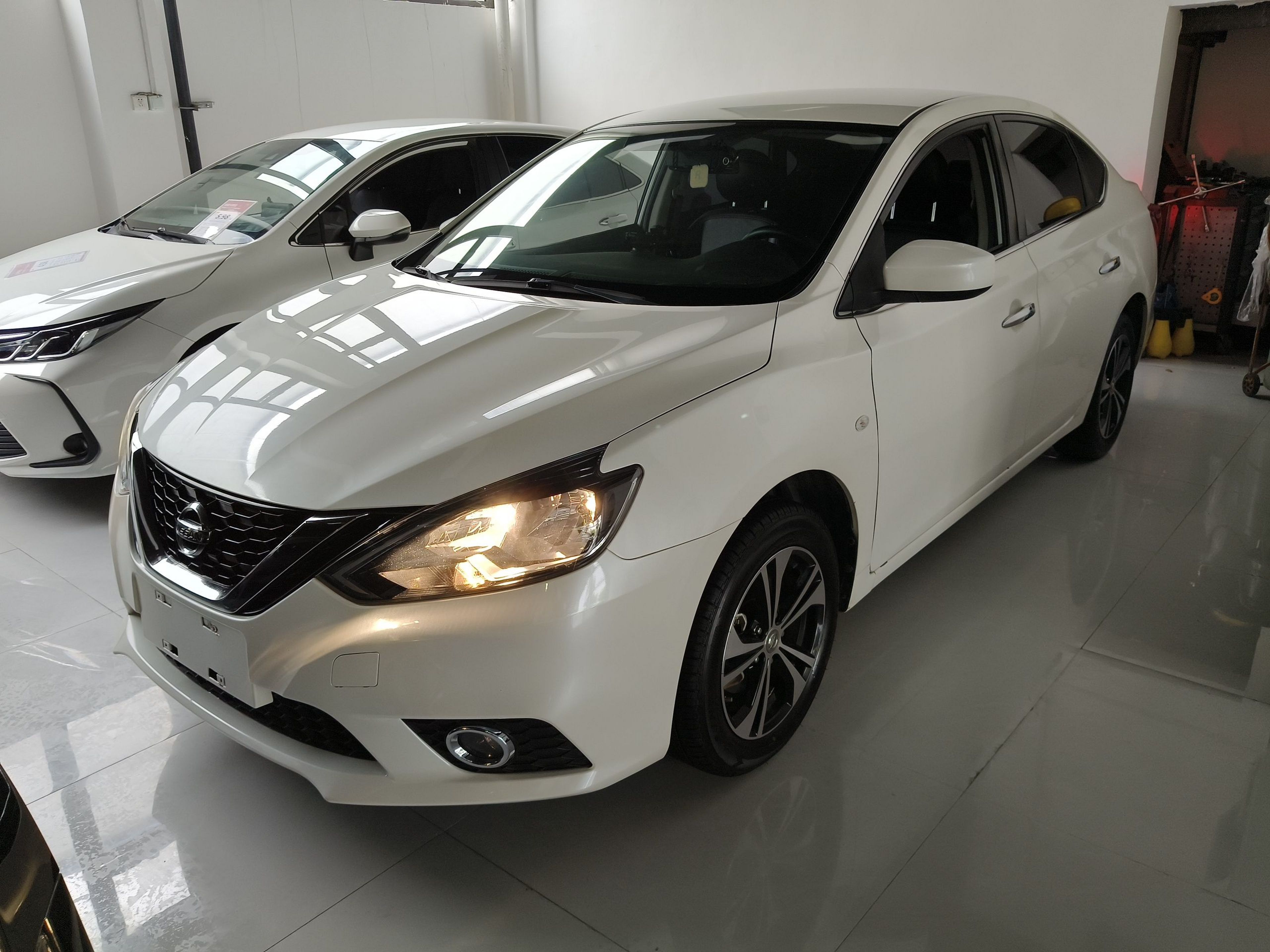 Под передней частью автомобиля