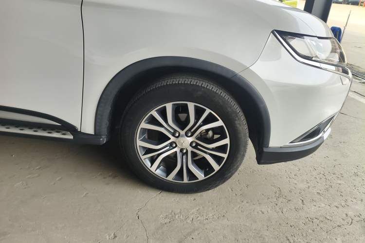 Used Mitsubishi Outlander 2016 2.4L 4x4 Luxury Edition 7-Seater Right Front Wheel Hub