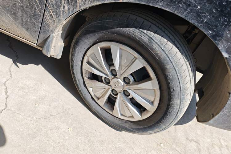 Used JAC Refine M3 2022 1.8L 7-seat Standard Edition Right Front Wheel Hub