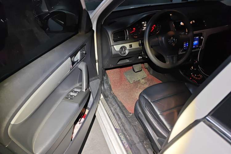 Used Volkswagen Gran Lavida 2013 1.6L Automatic Comfort Model Driver Seat