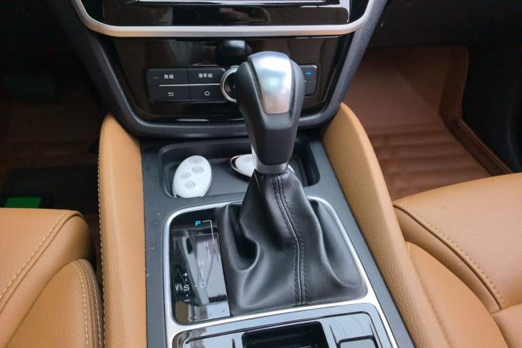 Used BYD Song MAX 2018 1.5T Automatic Smart Connect Luxury 6-Seater Gear Lever