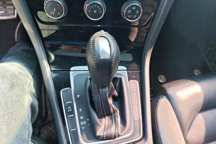 Used Volkswagen Golf 2015 1.4TSI Automatic R-Line Gear Lever