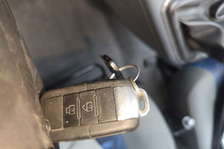 Used Dongfeng Yufeng 2021 2.4T Rear-Drive Van Long Wheelbase High Roof Dual Rear Tires 3-Seater China VI Emission Standard YCY24140-60 Vehicle Key