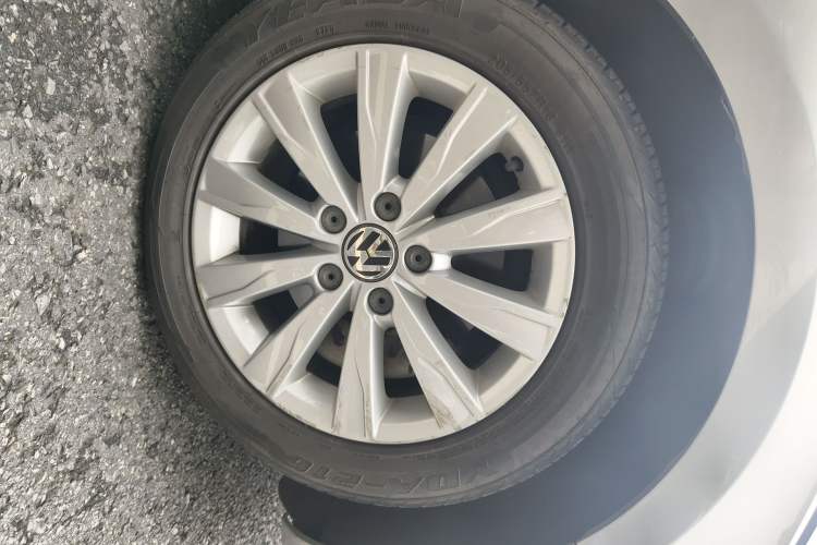 Used Volkswagen Sagitar 2014 1.4TSI Automatic Luxury Model Right Front Wheel Hub