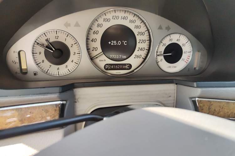 Used Mercedes-Benz E-Class 2007 E 280 Fashion Model Odometer Close Up