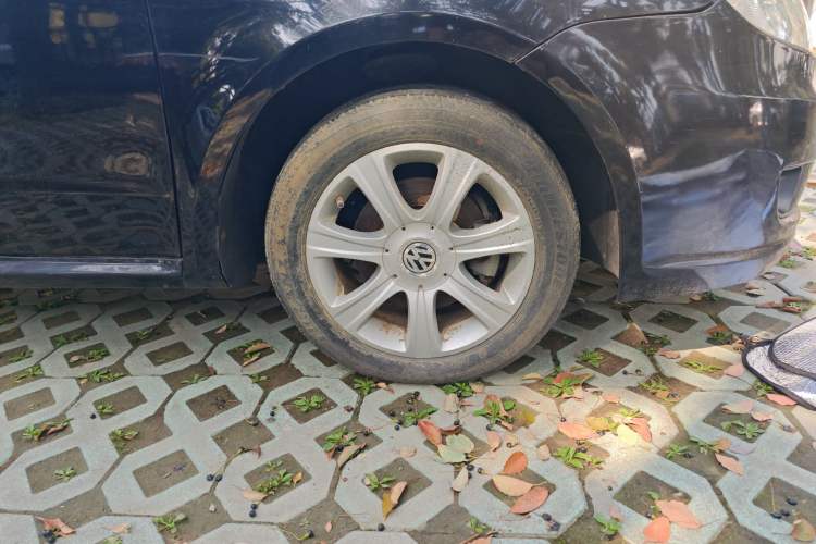 Used Volkswagen Lavida 2011 2.0L Automatic Premium Edition Right Front Wheel Hub