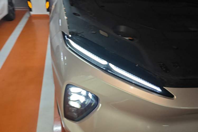 Used Nio ES8 2023 75 kWh Right Front Headlight