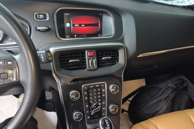 Used Volvo V40 2019 T3 Zhiyi Edition
