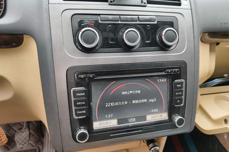 Used Volkswagen Touran 2011 1.4T Manual Zhiya Edition 5 Seats Audio And AC Panel