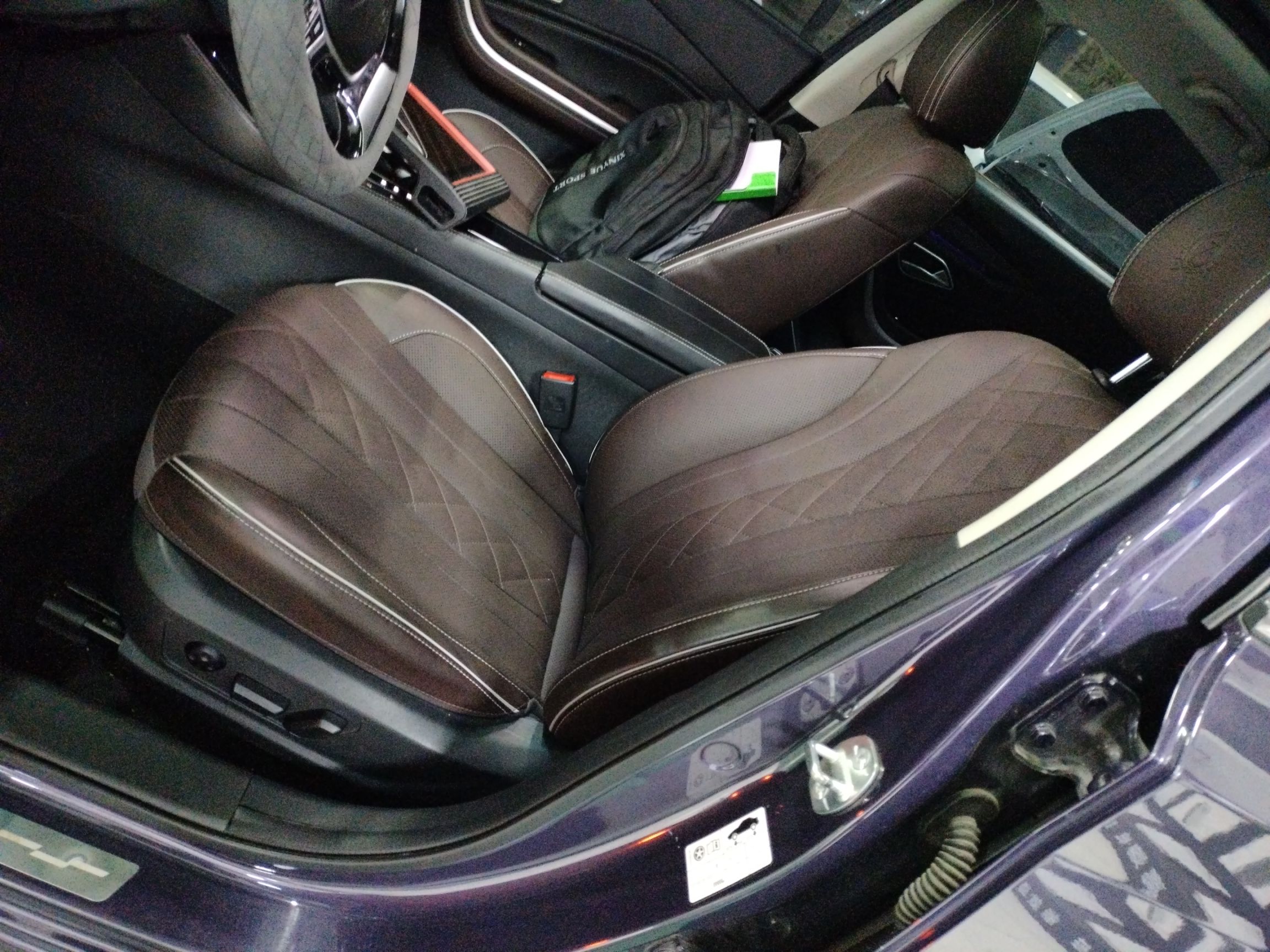 المقاعد الأمامية داخل السيارة