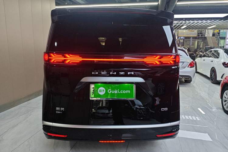Used Denza D9 2022 DM-i 1040 Prestige Model
