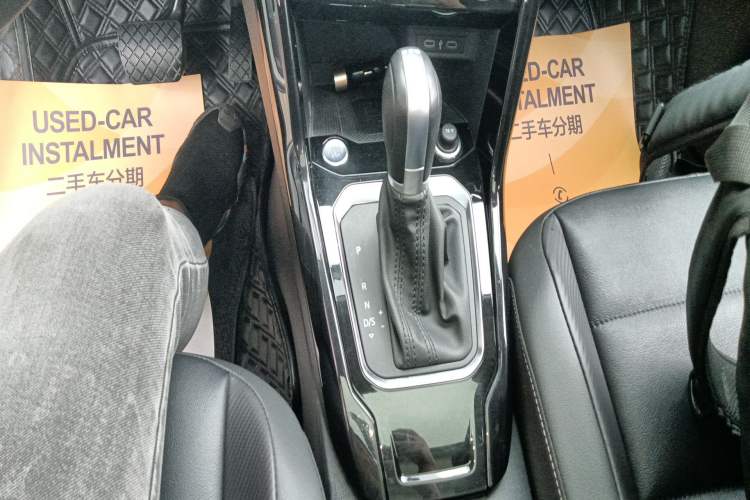 Used Volkswagen T-ROC 2022 280TSI DSG Two-Wheel Drive Comfort PLUS Gear Lever