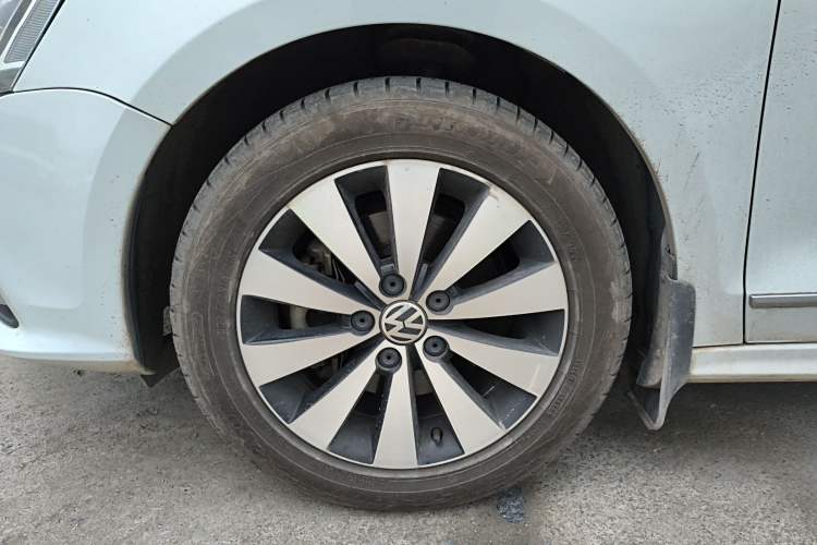 Used Volkswagen Sagitar 2015 230TSI Automatic Luxury Model Left Front Wheel Hub