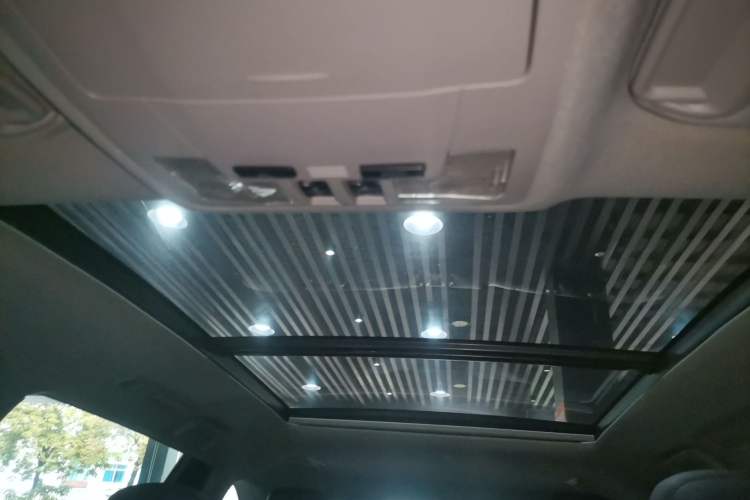 Used Toyota Highlander 2018 2.0T Two-Wheel-Drive Luxury Edition 7 Seats Emission Standard China V Headliner