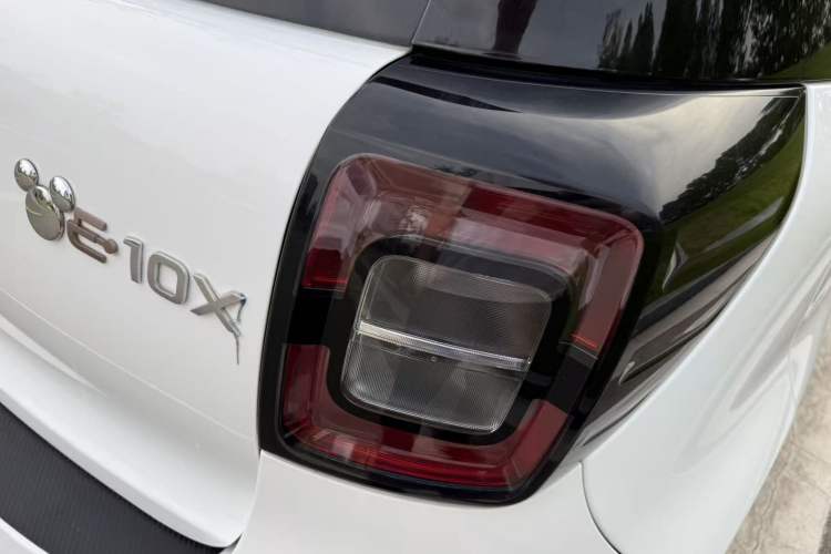 Used SOL E10X 2021 150 km Ambitious Trim Right Rear Taillight