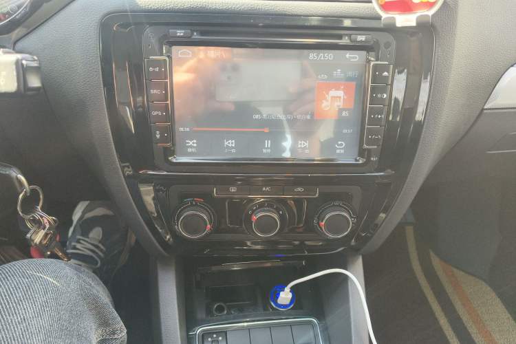 Used Volkswagen Sagitar 2015 230TSI Manual Comfort Version Audio And AC Panel