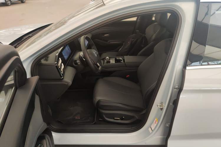 Used BYD Qin L 2025 DM-i Smart Drive 120KM Superior Model Left Front Seat