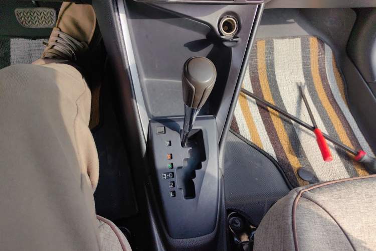 Used Toyota YARiS L Zhi Xuan 2015 1.5E Automatic Charm Edition Gear Lever