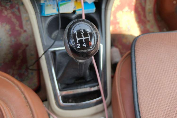 Used FAW Yingzhi 737 2015 1.5L Manual Deluxe Navigation Version Gear Lever