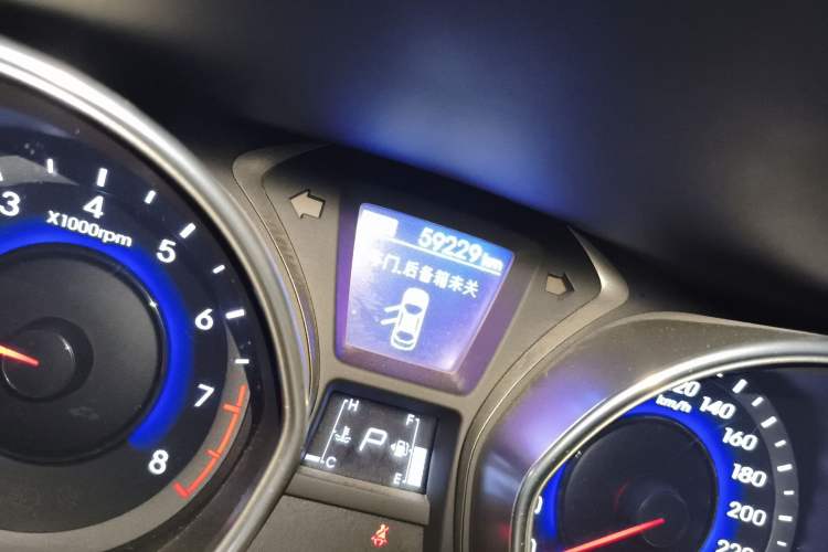 Used Hyundai Elantra (5th Generation / Langdong) 2015 1.6L Automatic Leading Model Odometer Close Up