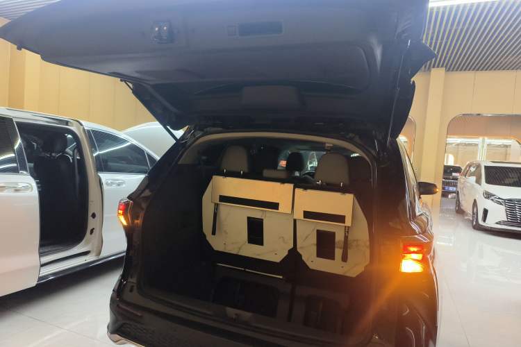 Used Toyota Granvia 2023 2.5L Hybrid Comfort Edition
