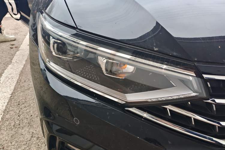 Used Volkswagen Magotan 2023 2 Million Units Commemorative Edition 330TSI DSG Luxury Version Right Front Headlight