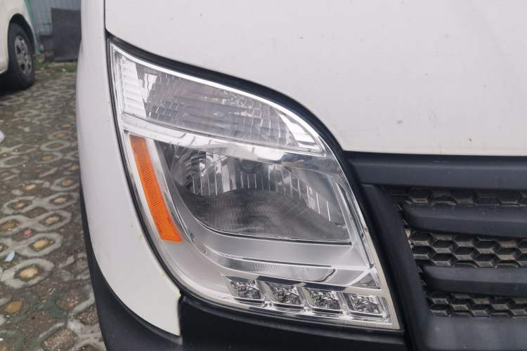 Used SAIC MAXUS Xintu V80 2020 2.5T Manual Classic City Delivery King Short Wheelbase Mid-Roof Design 2/3 Seats