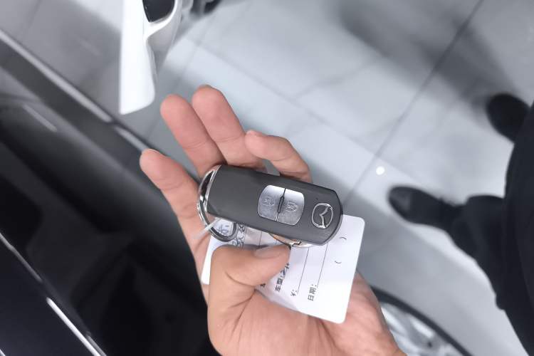 Used Mazda Mazda 3 Axela 2016 Hatchback 1.5L Automatic Luxury Model
