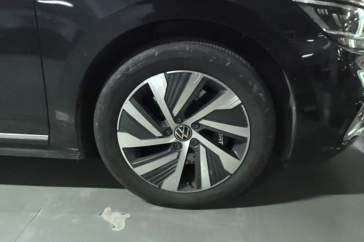Used Volkswagen Passat New Energy 2020 430 PHEV Hybrid Luxury Edition China VI Standard Right Front Wheel Hub