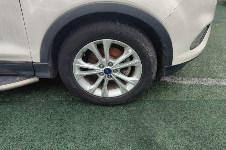 Used Ford Kuga 2018 Facelifted EcoBoost 180 Two-Wheel-Drive Platinum Wing Edition Right Front Wheel Hub