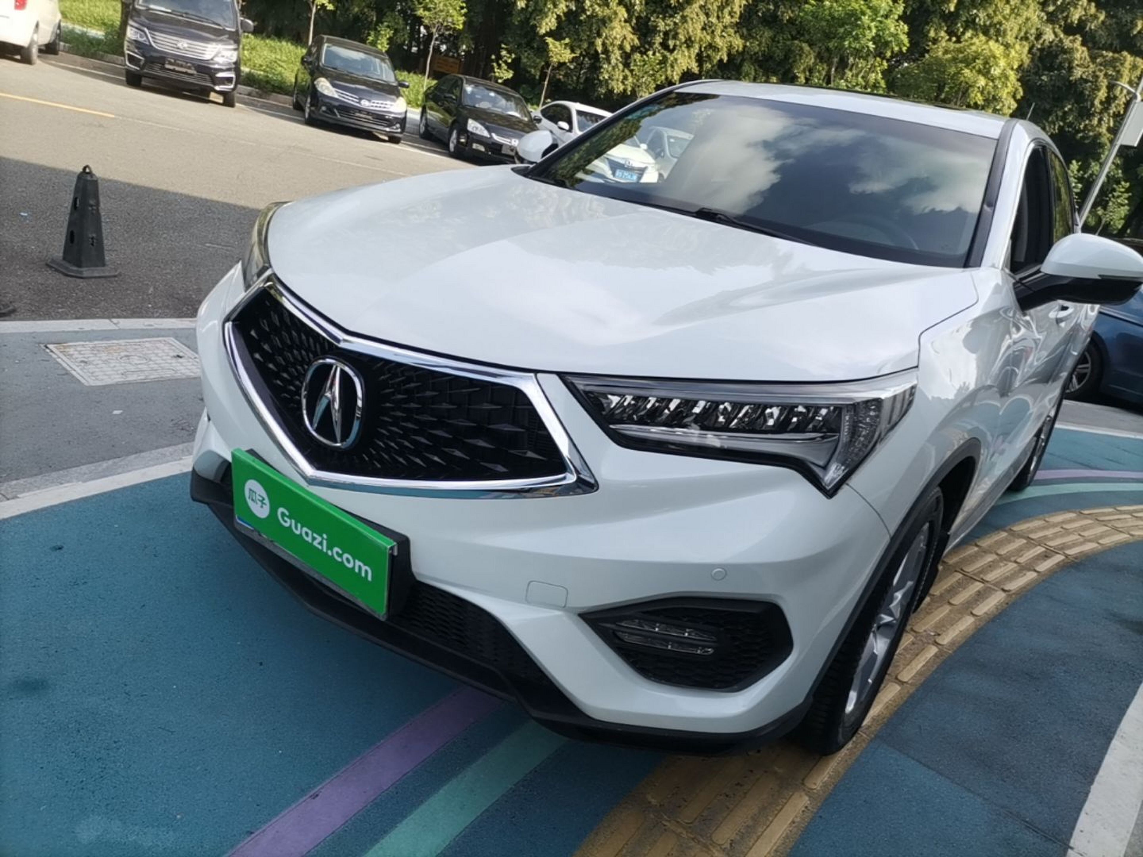 Под передней частью автомобиля