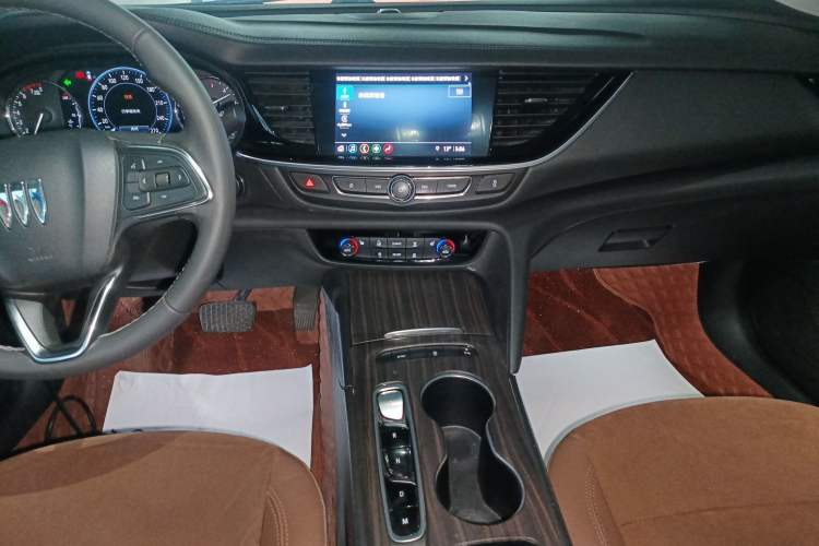 Used Buick Regal 2024 28T Luxury Edition Audio And AC Panel