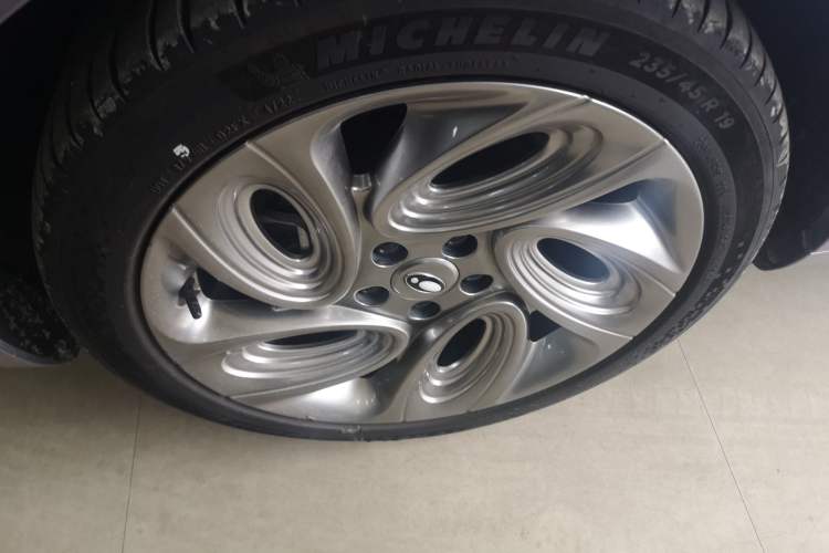 Used ORA Lightning Cat 2022 555 km Luxury Edition Right Rear Wheel Hub