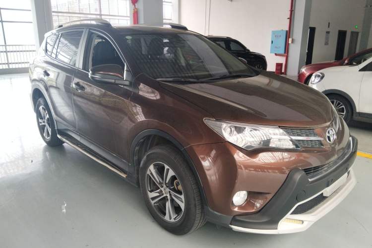 Used Toyota RAV4 2015 2.0L CVT Two-Wheel Drive Fashion Edition Front Right 45 Deg