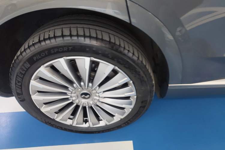 Used ONVO Luxeed L90 2025 Model—Max Six-Seater Version
