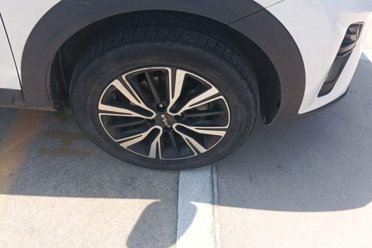 Used Kia kx1 Stonic 2021 1.4L Automatic Fun Edition Right Front Wheel Hub