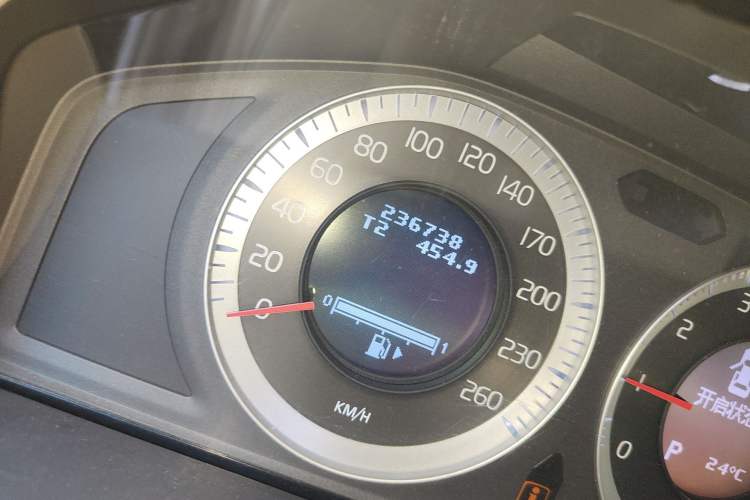 Used Volvo S80L 2011 2.0T ZhiZun Edition Odometer Close Up