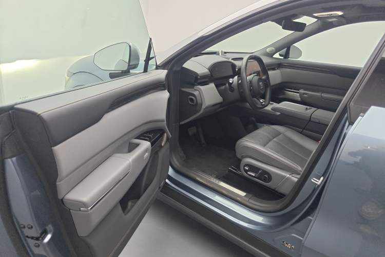 Used Zeekr 7X 2025 100 kWh Long-Range Rear-Wheel Drive with Intelligent Driving Features