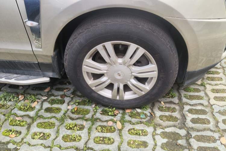 Used Cadillac SRX 2012 3.0L Comfort Model Right Front Wheel Hub