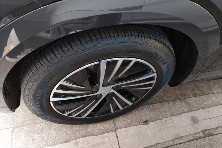 Used Lynk & Co 08 EM-P 2025 120km Long-Range Halo Exterior 7