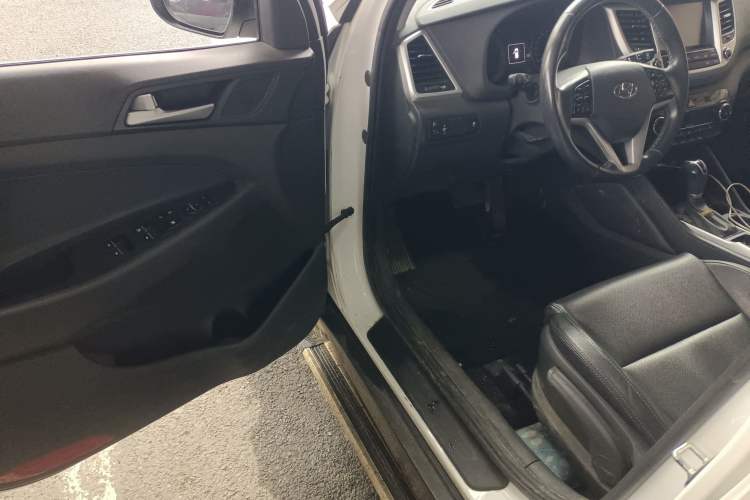 Used Hyundai Tucson 2015 1.6T Dual-Clutch Two-Wheel-Drive Smart Model Driver Seat