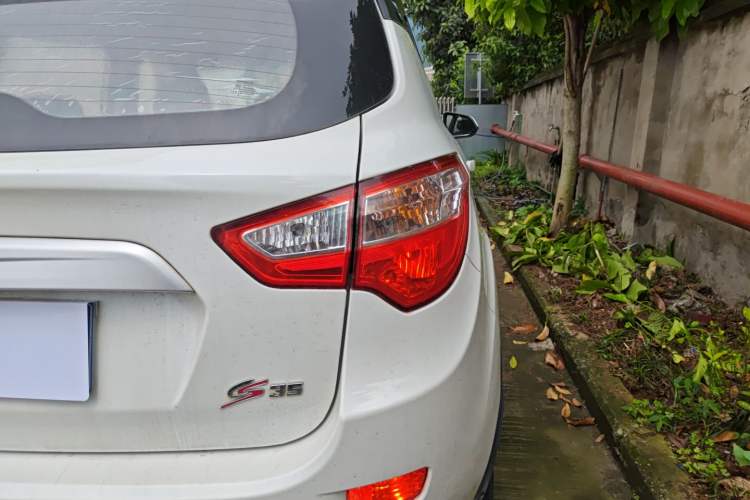 Used CHANGAN CS35 2016 1.6L Manual Luxury Model China V Standard