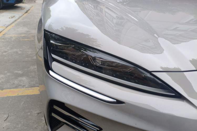 Used BYD Song PLUS New Energy 2025 EV 520km Luxury Version Right Front Headlight