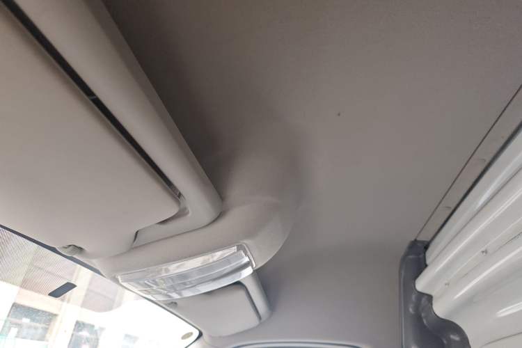 Used SAIC MAXUS Xintu V80 2021 2.0T Manual Classic City Delivery King Short Wheelbase Mid-Roof Design 3 Seats
