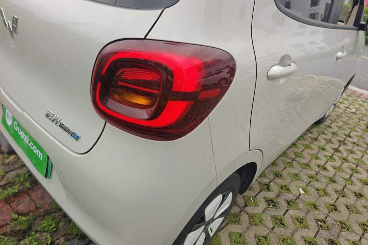 Used Wuling Hongguang MINIEV 2025 Four-Door Version Advanced Edition Exterior 3