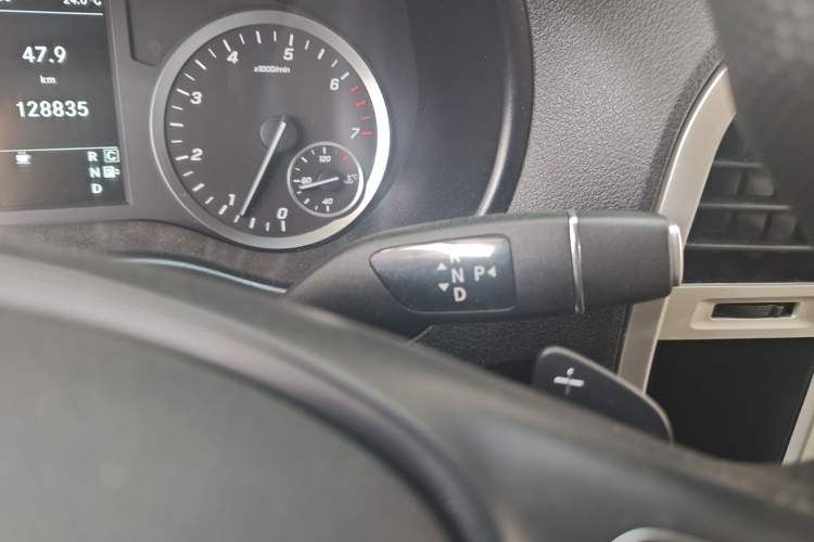 Used Mercedes-Benz Vito 2018 2.0T Elite Version 7 Seats China VI Emission Standard
