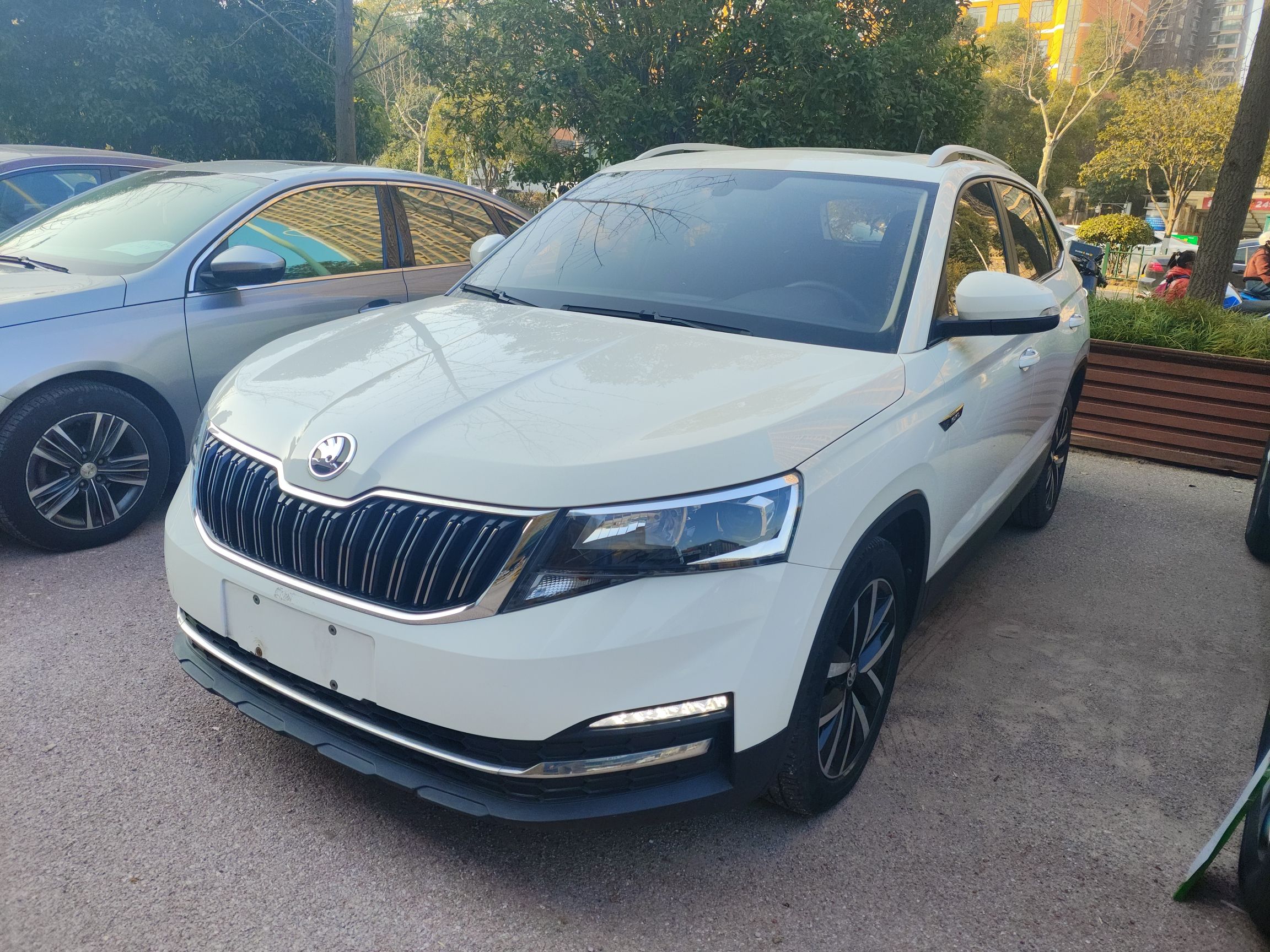 Под передней частью автомобиля