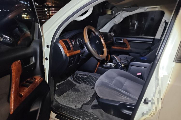 Used Toyota Land Cruiser 2015 4.0L V6 Middle East Low-Trim Version
