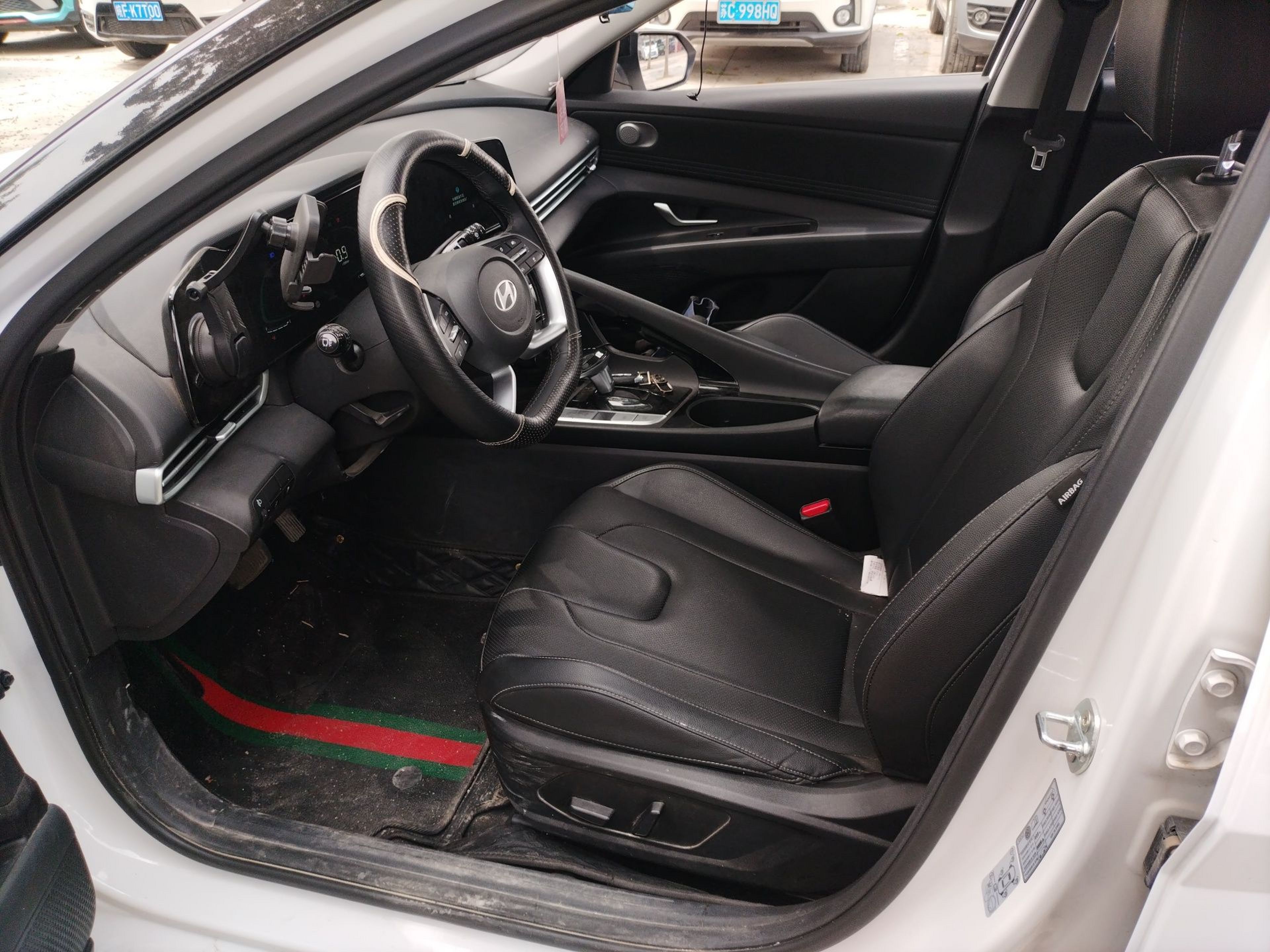 Переднее сиденье в автомобиле